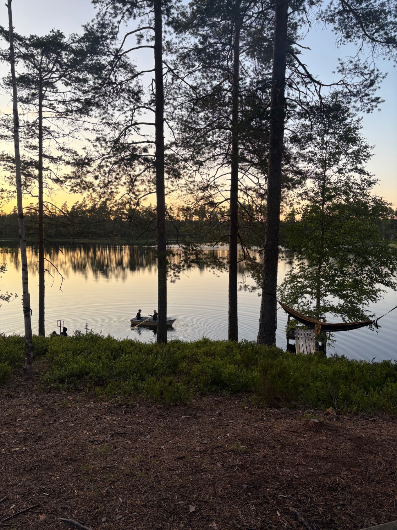 Utsikt från ett taktält mot en sjö vid solnedgången