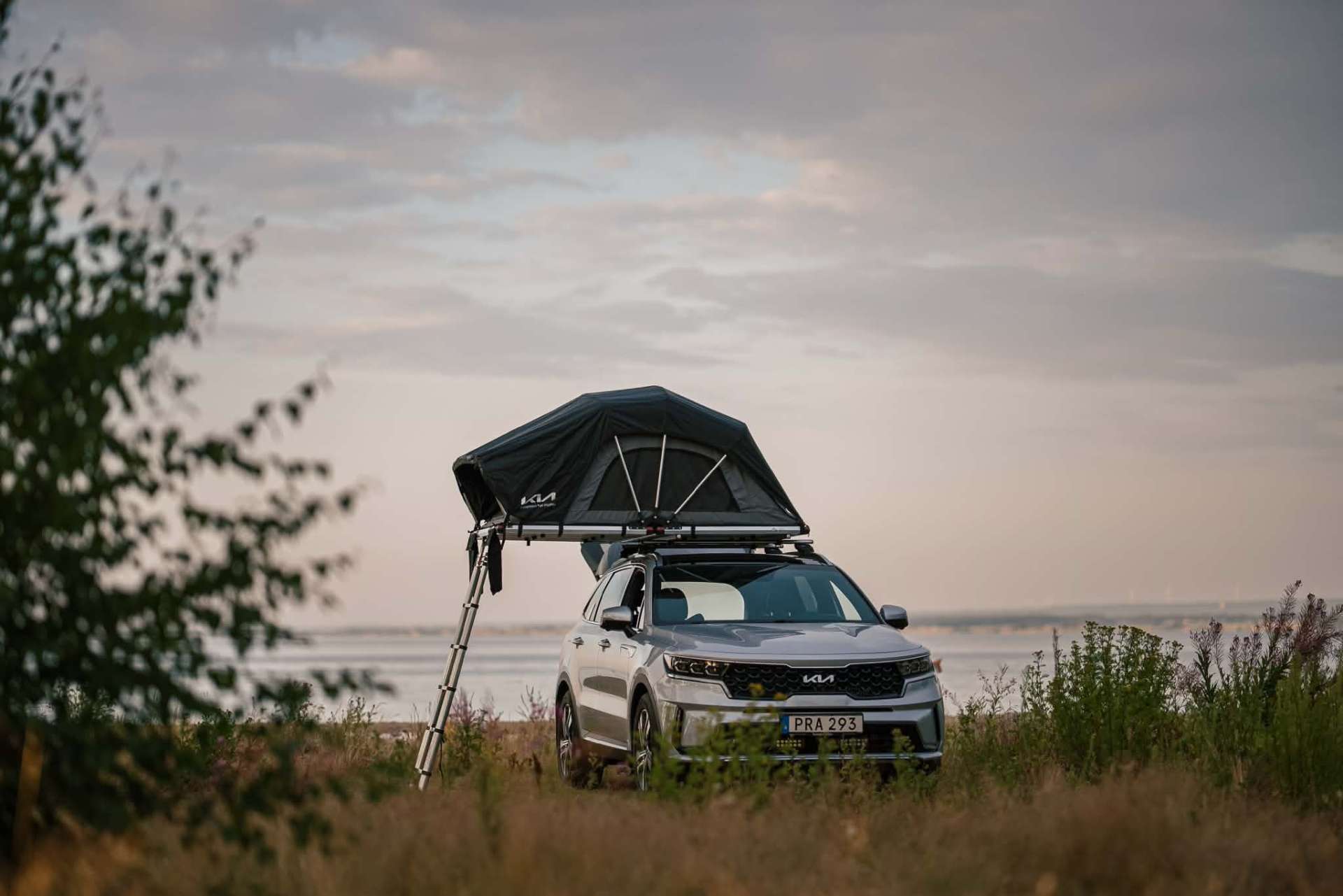 Makkans taktält vid havet i solnedgång